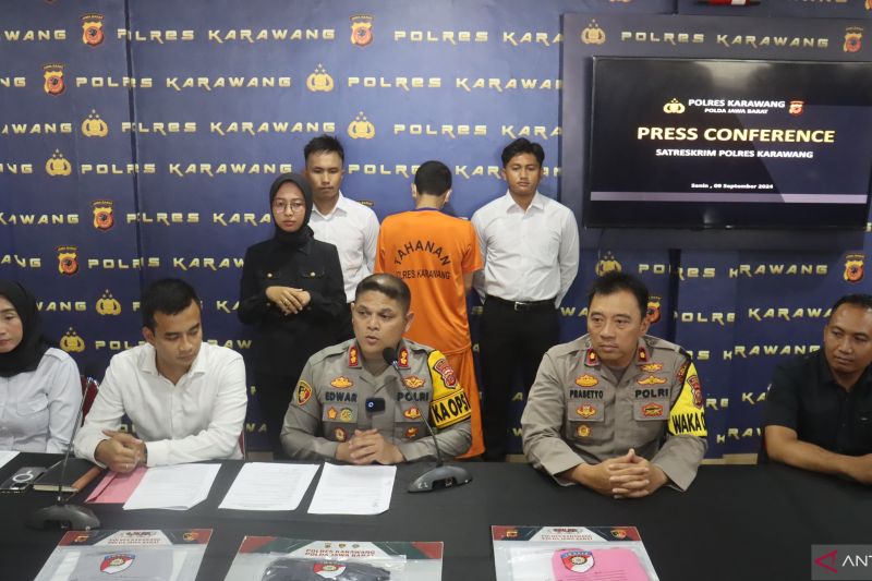 Kapolres Karawang AKBP Edwar Zulkarnaen (tengah) saat ekspos pengungkapan kasus di Mapolres Karawang, Jawa Barat, Senin (9/9/2024). ANTARA/Ali Khumaini