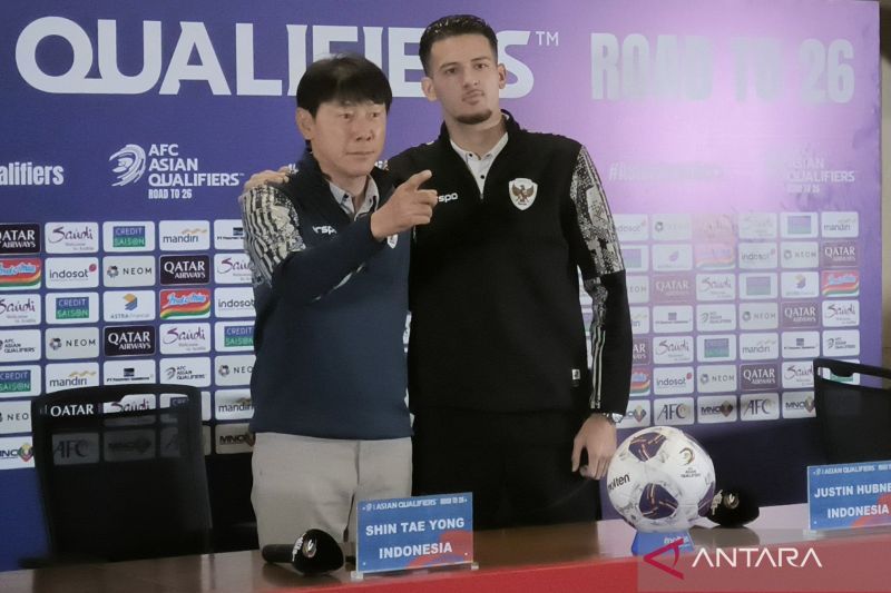 Bek tim nasional Indonesia Justin Hubner (kanan) berfoto bersama sang pelatih Shin Tae-yong usai konferensi pers pra-laga Grup C putaran ketiga kualifikasi Piala Dunia 2026 zona Asia di Stadion Utama Gelora Bung Karno, Jakarta, Senin (9/9/2024). (ANTARA/Michael Siahaan)