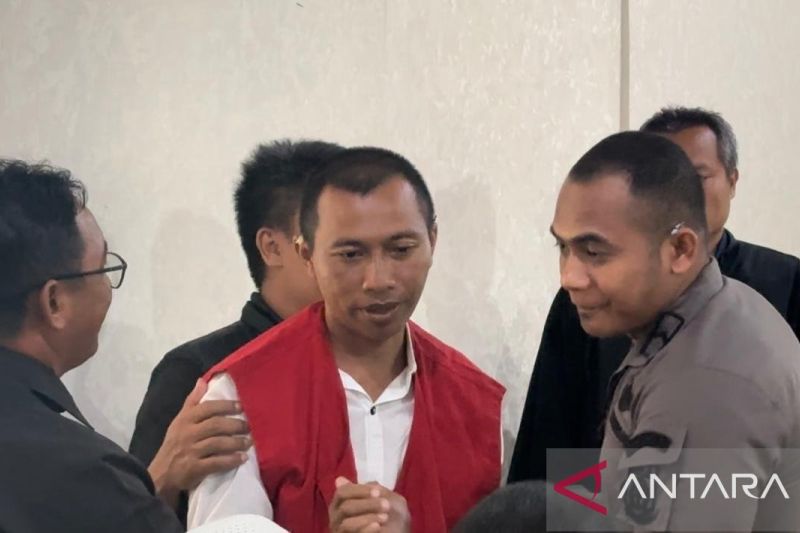 Arsip foto I Nyoman Sukena (38) menjalani persidangan di Pengadilan Negeri Denpasar, Bali. ANTARA/Rolandus Nampu