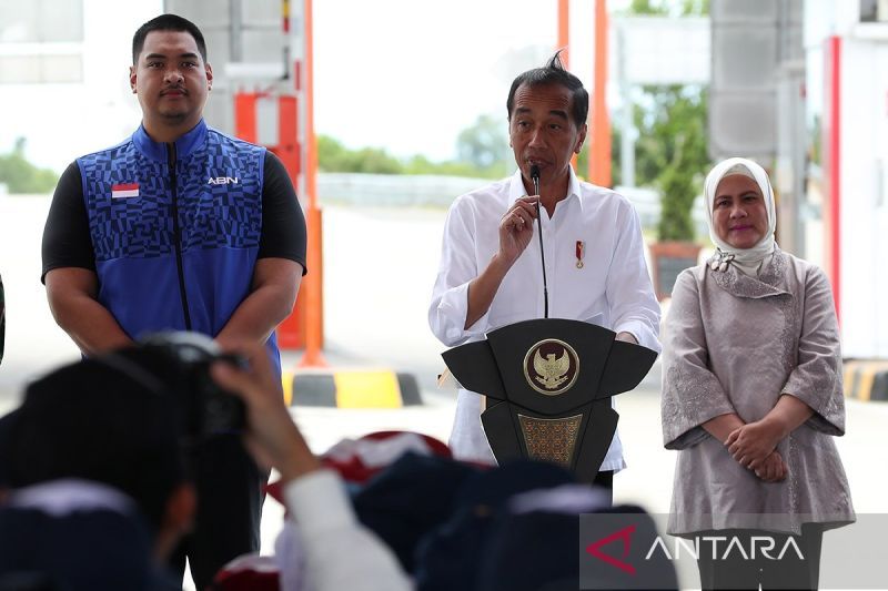 Presiden Joko Widodo (tengah) didampingi Ibu Negara Iriana Joko Widodo (kanan) dan Menteri Pemuda dan Olahraga Dito Ariotedjo (kiri) saat meresmikan Jalan Tol ruas Sigli-Banda Aceh seksi 2-3 Seulimeum-Jantho-Indrapuri serta seksi 5-6 Blang Bintang-Kuta Baro-Baitussalam di Gerbang Tol Baitussalam, Aceh Besar, Aceh, Senin (9/9/2024). ANTARA FOTO/Irwansyah Putra/tom/am.