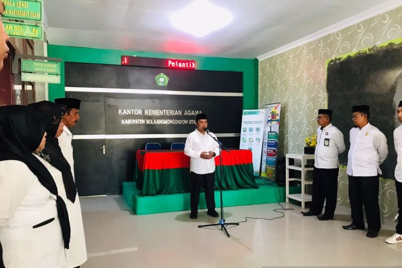 Kepala Kemenag Bolmut Idrus Sante, saat memberikan arahan kepada ASN dan non ASN jelang Pilkada serentak 2024, di Boroko, Senin (9/9/2024). ANTARA/HO-Kemenag.