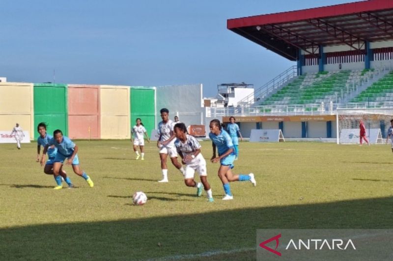 Tim sepak bola putri Bangka Belitung (putih) saat berlaga melawan tim tuan rumah Sumatera Utara di Stadion Mini Disporasu, Deli Serdang, Sumatera Utara, Senin. (ANTARA/Juraidi)