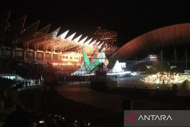 Kontingen Bali mengawali parade pada pembukaan PON XXI Aceh-Sumatera Utara di Stadion Harapan Bangsa, Banda Aceh, Senin (9/9/2024). ANTARA/Dewa Ketut Sudiarta Wiguna