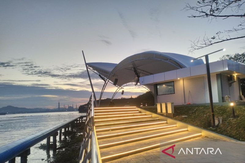 Pemandangan senja di salah satu titik pada Teras Samarinda, yang berhadapan langsung dengan sungai Mahakam. (ANTARA/Ahmad Rifandi)