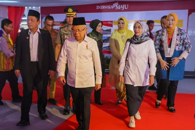 Gubernur Kepri Ansar Ahmad mendampingi Wakil Presiden RI Ma'ruf Amin meresmikan Pasar Baru Encik Puan Perak di Kota Tanjungpinang, Kepri, Senin (9/9/2024). (ANTARA/HO-Humas Pemprov Kepri)