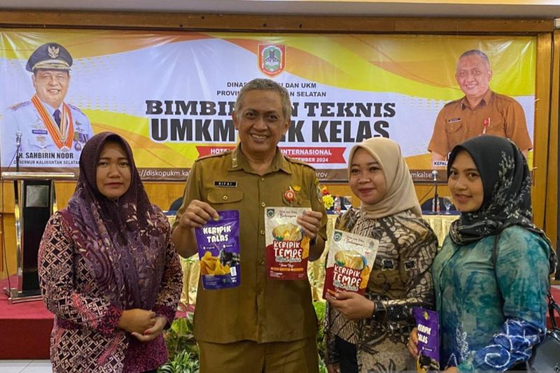 Kepala Dinas Koperasi dan Usaha Kecil Mikro Provinsi Kalimantan Selatan Gusti Yanuar Noor Rifai bersama pelaku usaha mikro kecil dan menengah saat bimbingan teknis untuk memperluas akses pemasaran di Banjarmasin, Senin (9/9/2024). ANTARA/HO-Diskop UKM Kalsel