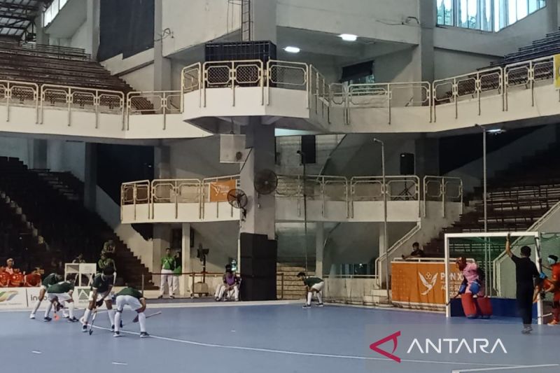 Tim hoki indoor putra Jawa Barat menyapu bersih kemenangan dalam laga penyisihan di Pekan Olahraga Nasional (PON) XXI 2024 usai mengalahkan Sumatera Utara 9-1 (ANTARA/Anggi Luthfi Panggabean)