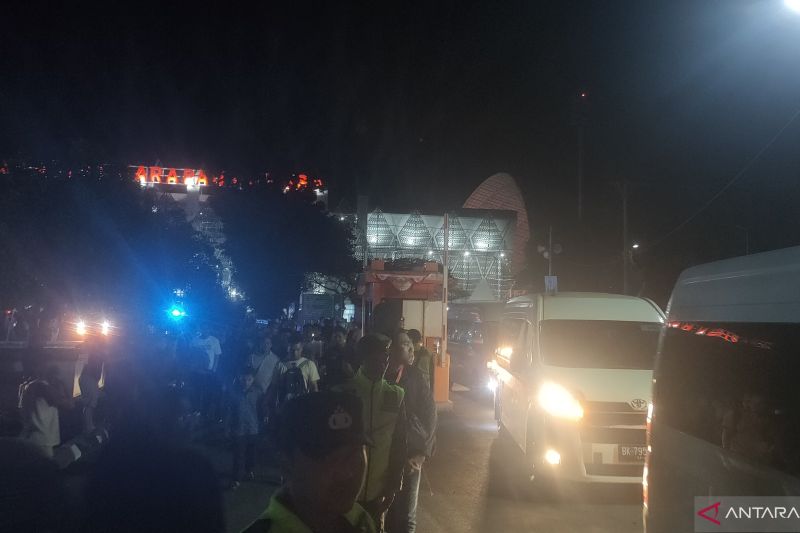 Rombongan Presiden RI Joko Widodo bersama warga atau undangan meninggalkan Stadion Harapan Bangsa, Banda Aceh, Senin (9/9/2024) malam sekira pukul 22.24 WIB usai upacara pembukaan Pekan Olahraga Nasional (PON) XXI Aceh-Sumatera Utara 2024. ANTARA/Risky Syukur