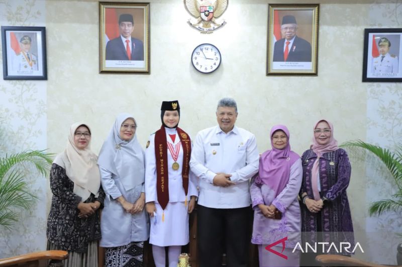 Wali Kota (Wako) Solok Zul Elfian Umar saat menyambut kedatangan Paskibraka nasional asal Kota Solok di ruangan kerjanya. ANTARA/HO-Diskominfo Solok.