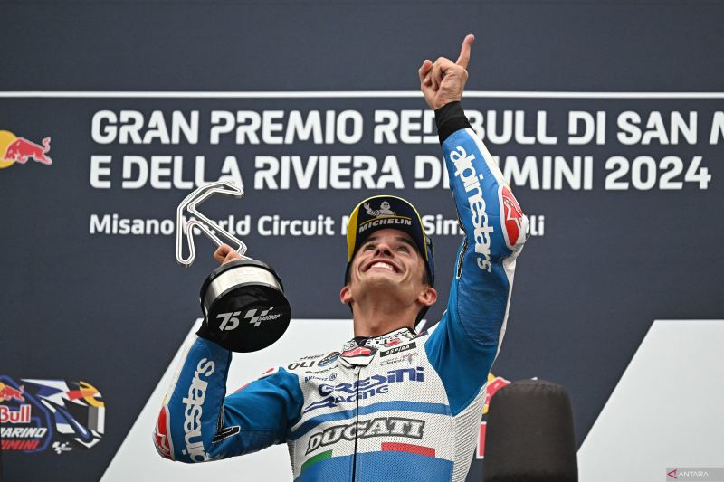Pembalap Gresini Racing MotoGP Spanyol Marc Marquez merayakan di podium usai MotoGP San Marino di Sirkuit Dunia Misano Marco-Simoncelli di Misano Adriatico pada Minggu (8/92024). (ANTARA/AFP/Gabriel Bouys)
