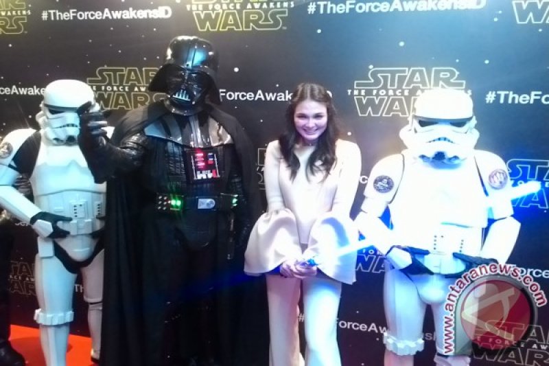 Arsip - Karakter ikonik Star Wars, Darth Vader dan Stormtroopers, jelang pemutaran perdana Star Wars: The Force Awakens di Senayan City, Jakarta, Selasa (15/12/2105). (ANTARA News/Gilang Galiartha)