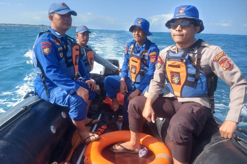 Petugas menggunakan perahu untuk mencari nelayan yang hilang di perairan laut Kabupaten Garut, Jawa Barat, Selasa (10/9/2024). (ANTARA/HO-Satpolairud Polres Garut)