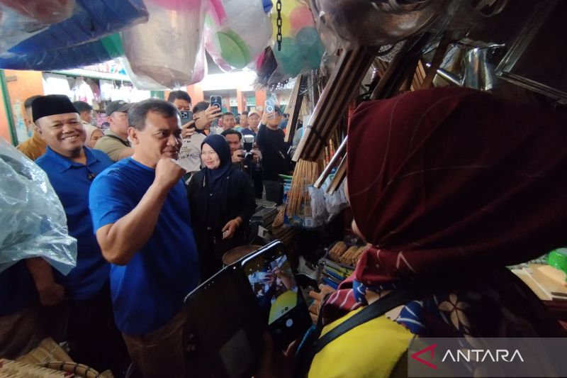 Bakal calon gubernur Jawa Tengah Ahmad Luthfi saat berbincang dengan salah satu pedagang di Pasar Bintoro Demak, Selasa (10/10/2024). (ANTARA/Akhmad Nazaruddin Lathif)