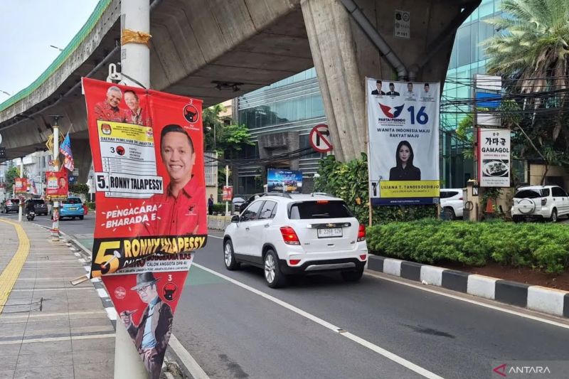 Arsip - Sejumlah alat peraga kampanye (APK) berjajar di median Jalan Wolter Monginsidi, Jakarta Selatan, Senin (29/1/2024). ANTARA/Luthfia Miranda Putri.