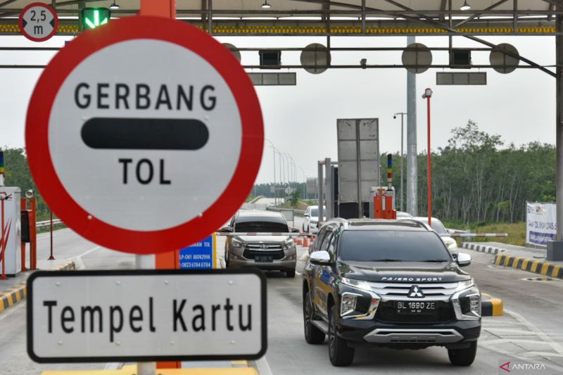 Pengendara mobil melintasi Gerbang Tol (GT) Tanjung Pura di Tanjung Pura, Langkat, Sumatera Utara, Jumat (2/8/2024). ANTARA FOTO/FransiscoCarollio