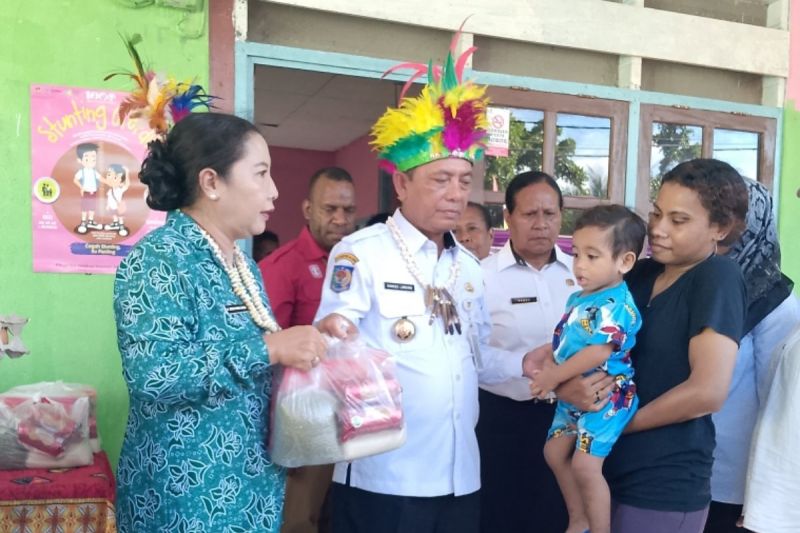 Pj Gubernur Papua Ramses Limbong didampingi Ketua TP PKK Kerdina R.Limbong membagikan makanan sehat bergizi untuk anak mencegah stunting di Kabupaten Supiori.ANTARA/Muhsidin