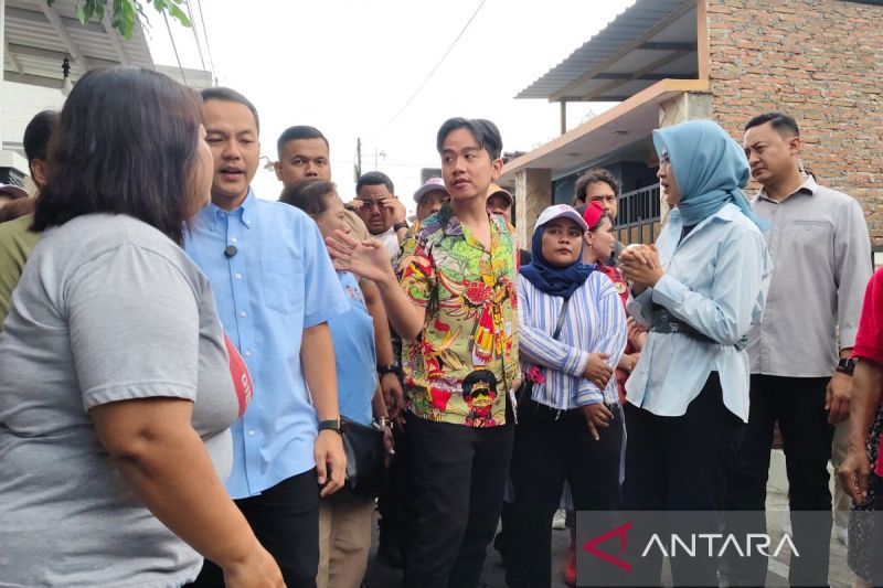 Gibran bersama Respati dan Astrid melakukan blusukan di Kampung Mutihan, Kelurahan Sondakan, Kecamatan Laweyan, Solo, Jawa Tengah, Selasa (10/9/2024). ANTARA/Aris Wasita
