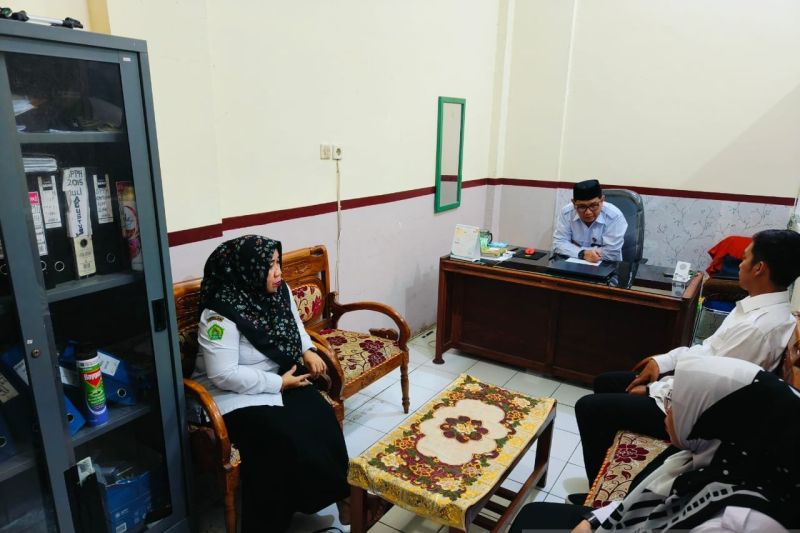 Kepala Seksi Penyelenggaraan Haji dan Umrah (PHU) Kementerian Agama Kota Manado Fahrin Pole, saat memimpin rapat evaluasi dan persiapan rekrut petugas haji, di Manado, Selasa (10/9/2024). ANTARA/HO-Kemenag.