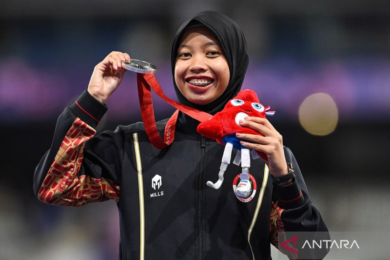 Indonesian Indonesian para-athlete sprinter Karisma Evi Tiarani displays the medal she won from the final match of the women's 100-meter T63 at the 2024 Paris Paralympics at the Stade de France Stadium, Paris, France, Saturday (07/09/2024). Karisma Evi managed to finish in second place and was entitled to a silver medal with a time of 14.26 seconds. (ANTARA/Agung Wahyudi)