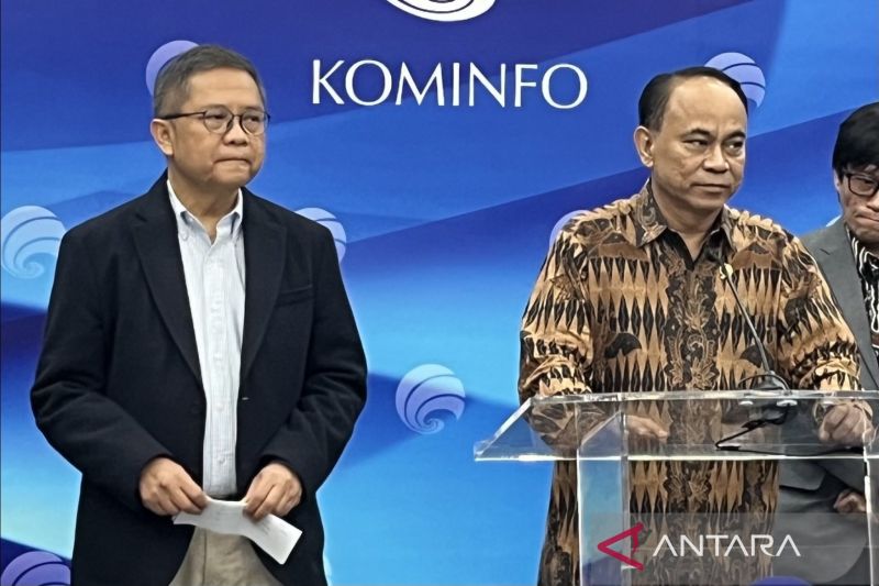 Menteri Komunikasi dan Informatika Budi Arie Setiadi (kanan) dan Pemimpin Nexticorn Foundation Rudiantara (kiri) dalam konferensi pers perihal NextHub Global Summit di Kantor Kementerian Komunikasi dan Informatika, Jakarta, Selasa (10/9/2024). (ANTARA/ Putri Hanifa)