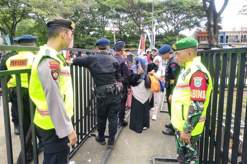 Arsip - Petugas keamanan memeriksa barang bawaan pengunjung pembukaan PON XXI Aceh-Sumut di Stadion Harapan Bangsa, Banda Aceh di Banda Aceh, Senin (9/9/2024). ANTARA/HO-Bidhumas Polda Aceh