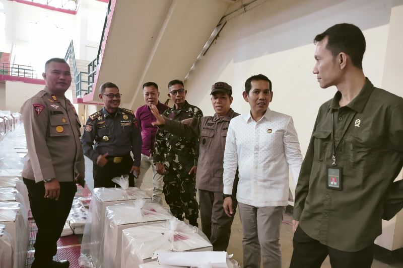 Ketua KPU Agam Herman Susilo (baju putih ) sedang meninjau logistik pilkada bersama Forkopimda Agam beberapa waktu lalu. ANTARA/Yusrizal.