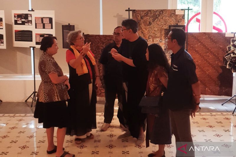 Cucu pendiri Kantor Berita Aneta Dominique Berretty, Isabel Cid (kedua kiri) saat mengunjungi bangunan cagar budaya ANTARA Heritage Center di Jakarta, Selasa (10/9/2024). ANTARA/Bayu Prasetyo.