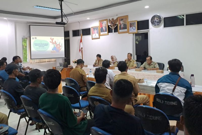 Dinas Ketahanan Pangan Kelautan dan Pertanian (KPKP) Provinsi DKI Jakarta saat melakukan sosialisasi pelaksanaan transplantasi karang di Kelurahan Pulau Tidung, Kepulauan Seribu Selatan, Selasa (10/9/2024). ANTARA/HO-Kominfotik Kepulauan Seribu