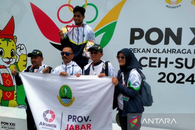 Perenang asal Kabupaten Bekasi Aflah Fadlan Prawira naik podium dengan menyumbangkan satu medali emas untuk Jawa Barat pada nomor renang perairan terbuka 10.000 meter putra di Pantai Bebas Parapat, Danau Toba, Kabupaten Simalungun, Sumatera Utara, Selasa. (ANTARA/HO: KONI Kabupaten Bekasi).