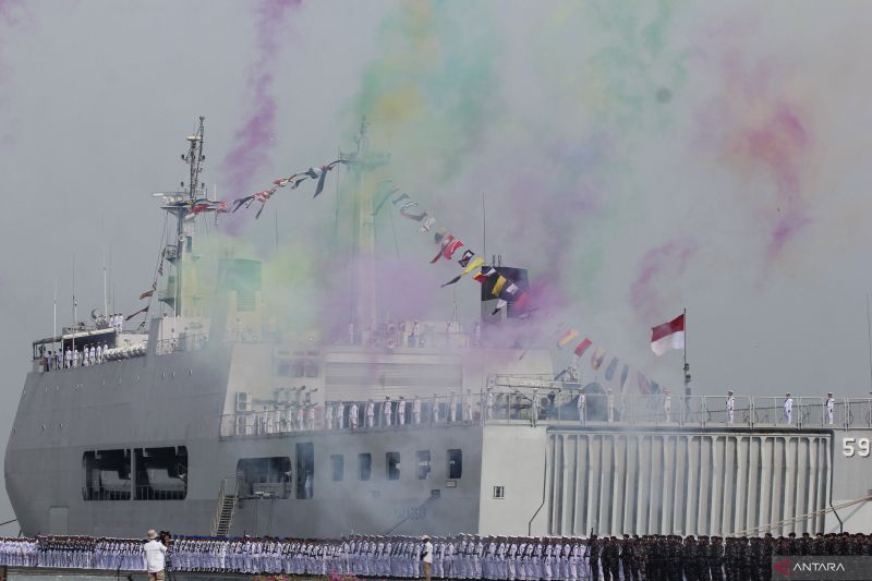 Sejumlah prajurit TNI Angkatan Laut mengikuti upacara peringatan HUT ke-79 TNI AL di Koarmada II, Surabaya, Jawa Timur, Selasa (10/9/2024). Kegiatan itu melibatkan 1.800 personel TNI AL dari Kodiklatal, Koarmada II, Akademi Angkatan Laut, Puspenerbal, Lantamal V serta Pasmar 2 dengan mengangkat tema Dengan Semangat Jalesveva Jayamahe, TNI AL Siap Mewujudkan Nusantara Baru Indonesia Maju. ANTARA FOTO/Didik Suhartono/YU