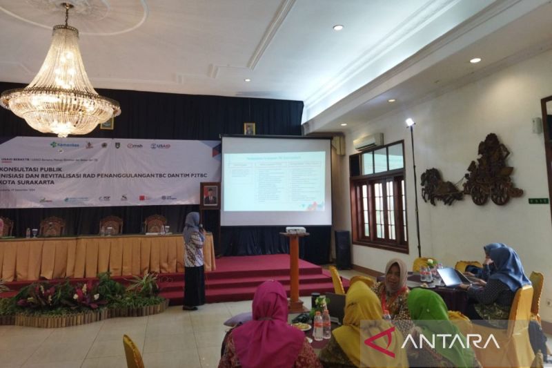 Kepala Bidang Pencegahan dan Pengendalian Penyakit DKK Surakarta Tenny Setyoharini memberikan keterangan soal TBC di Solo, Jawa Tengah, Selasa (10/9/2024). ANTARA/Aris Wasita