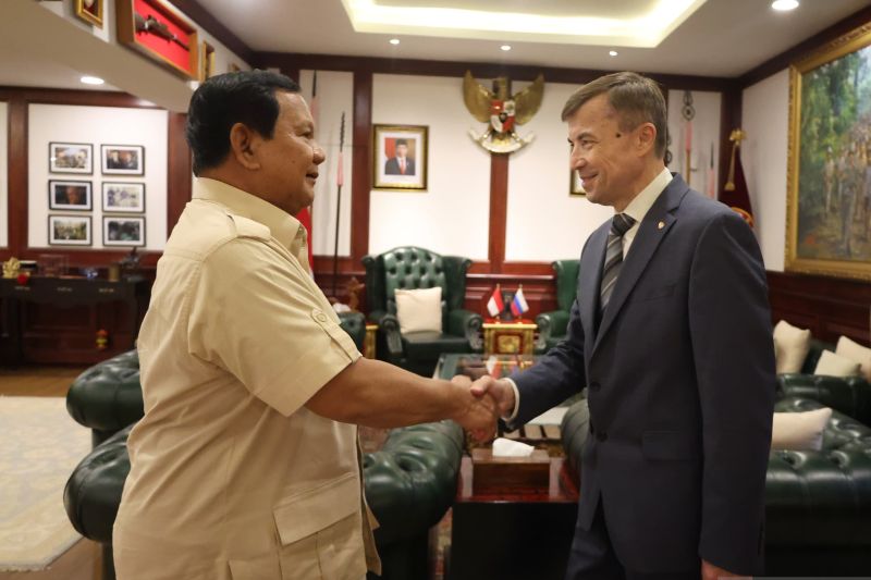 Indonesian Defense Minister Prabowo Subianto (left) welcomes Russian Ambassador to Indonesia, Sergei Gennadievich Tolchenov, at the Indonesian Defense Ministry office in Jakarta on Monday (September 9, 2024). (ANTARA/HO-Defense Ministry/rst)