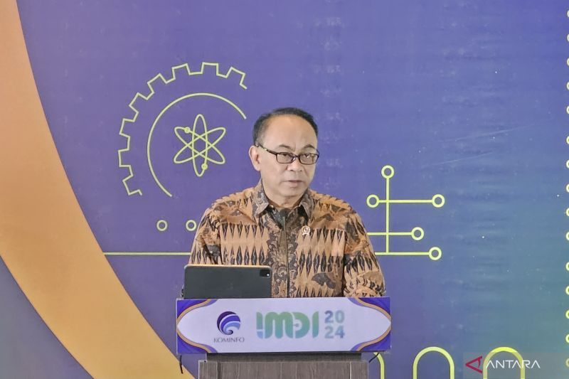 Menteri Komunikasi dan Informatika Budi Arie Setiadi menyampaikan sambutan dalam acara pemerintah di Jakarta Selatan, Selasa (10/9/2024). (ANTARA/Livia Kristianti)