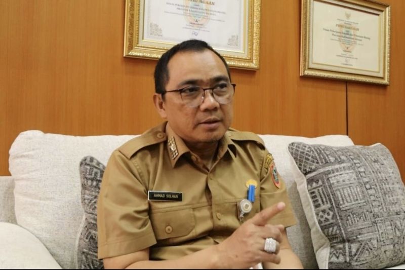 Kepala Dinas Pekerjaan Umum dan Penataan Ruang (PUPR) Provinsi Kalsel Ahmad Solhan memberikan keterangan di Banjarbaru, Kalimantan Selatan, Selasa (10/9/2024). (ANTARA/HO-Pemprov Kalsel)