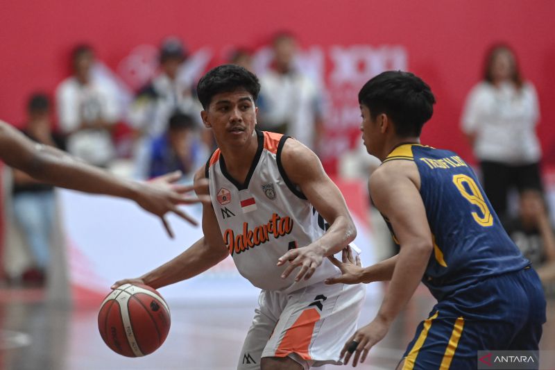 Pebasket putra DKI Jakarta Oktora Andhiky (kiri) melakukan dribble bola dengan dikawal pebasket putra Jawa Barat Richard Hartanto (kanan) pada babak semifinal basket putra 5x5 PON XXI Aceh-Sumut 2024 di GOR Stadion Harapan Bangsa, Banda Aceh, Aceh, Minggu (8/9/2024). . ANTARA FOTO/Andreas Fitri Atmoko/aww.