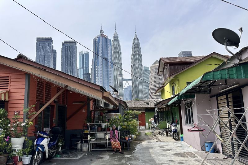 Seorang warga Kampung Bharu duduk di depan rumah kerabatnya di Kampung Bharu, Kuala Lumpur, Selasa (3/9/2024). ANTARA/Virna P Setyorini