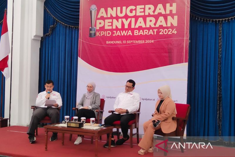 Ketua Panitia Anugerah Penyiaran KPID Provinsi Jawa Barat 2024 Jalu P Priambodo (kiri), Ketua KPID Jabar Adiyana Slamet (kanan), dan Kabid Informasi dan Komunikasi Publik Viky Edya Martina Supaat (tengah) memberikan keterangan dalam konferensi pers Anugerah Penyiaran KPID Jabar 2024 di Gedung Sate Bandung, Selasa (10/9/2024). (ANTARA/Ricky Prayoga)