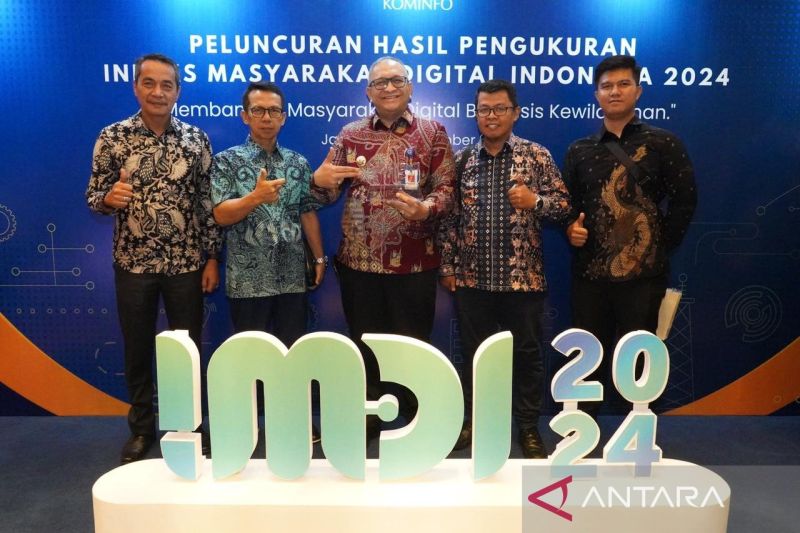 Pj Wali Kota Padang Andree Algamar menerima langsung penghargaan IMDI 2024. (ANTARA/HO-Pemkot Padang)