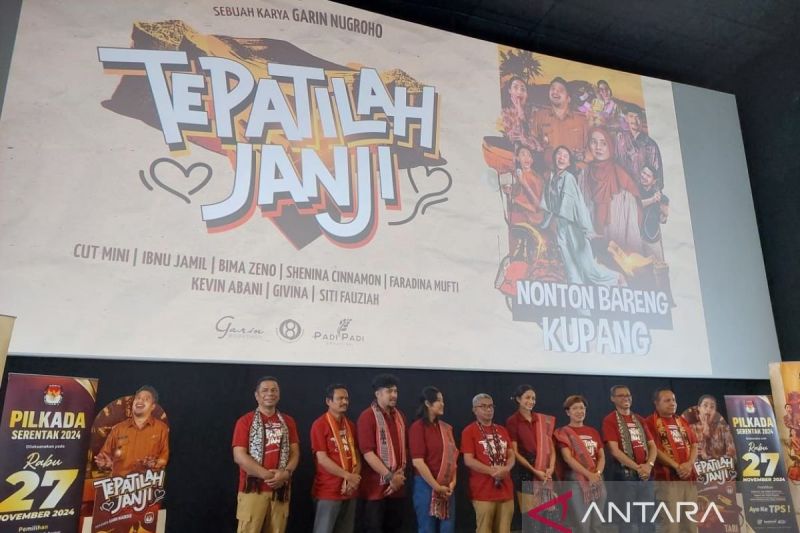 Ketua KPU NTT Jemris Fointuna bersama sejumlah anggota KPU NTT dan produser serta pemeran film "Tepatilah Janji" berpose bersama saat pemutaran film tersebut di salah satu Bioskop di Kupang, Selasa (10/9/2024). ANTARA/Kornelis Kaha