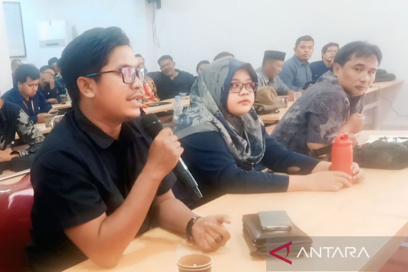 Komisioner KPU Pamekasan A Tajul Arifin saat menghadiri acara rapat evaluasi tentang tahapan Pilkada serentak 2024. (ANTARA/ HO-KPU Pamekasan)