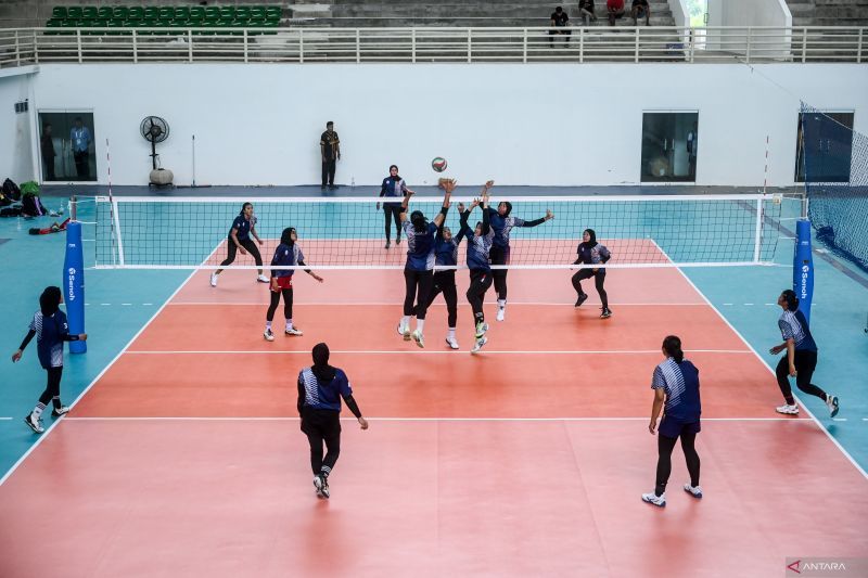 Pevoli PON XXI Aceh-Sumut mengikuti latihan di GOR Bola Voli Indoor Sumut Sport Center, Kabupaten Deli Serdang, Sumatera Utara, Selasa (10/9/2024). Pertandingan voli indoor yang semula dijadwalkan Selasa (10/9) diundur menjadi Rabu (11/9) karena GOR belum siap dan akses jalan berlumpur. ANTARA FOTO/Rivan Awal Lingga/nz