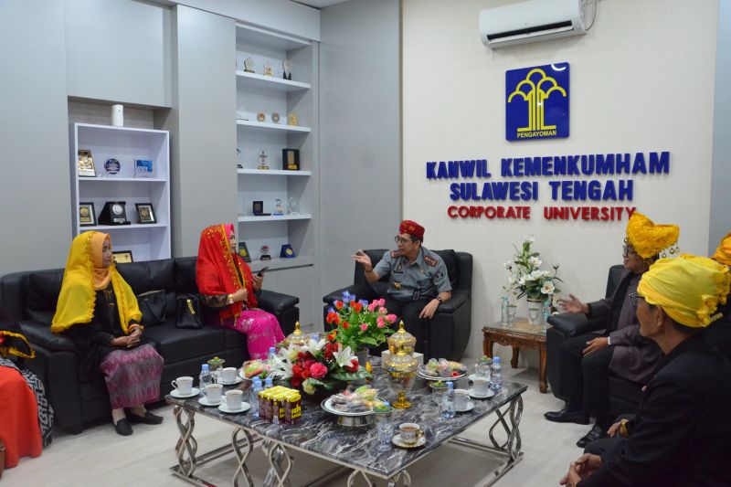 Kanwil Kemenkumham Sulteng Hermansyah Siregar menerima kunjungan Badan Musyawarah Adat Sulteng di Kantor Kanwil Kemenkumham Sulteng di Palu, Selasa (10/9/2024). (ANTARA/HO-Kanwil Kemenkumham Sulteng)