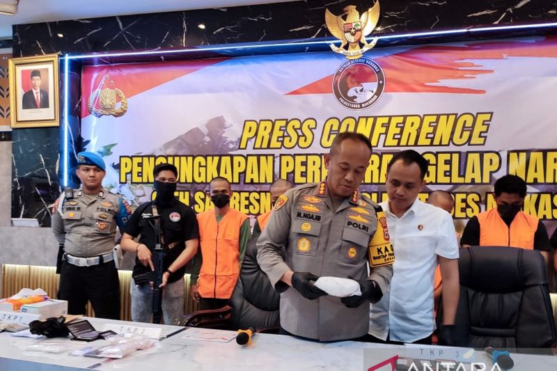 Kapolrestabes Makassar Kombes Pol Mokhamad Ngajib (kiri) didampingi Kasatresnarkoba Polrestabes Makassar Kompol Lulik Febyantara (kanan) melihat barang bukti narkoba jenis sabu saat rilis pengungkapan jaringan narkoba di Mapolrestabes Makassar, Sulawesi Selatan, Selasa (10/9/2024). ANTARA/Darwin Fatir.