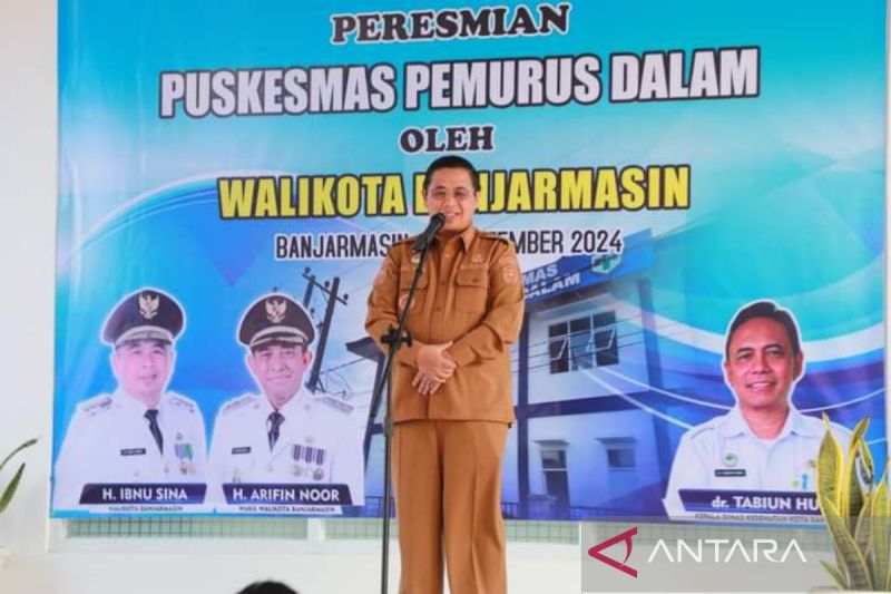 Wali Kota Banjarmasin H Ibnu Sina saat meresmikan puskesmas Pemurus Dalam di Banjarmasin Selatan, Selasa (10/9/2024). (ANTARA/HO-Humas Pemkot Banjarmasin.)