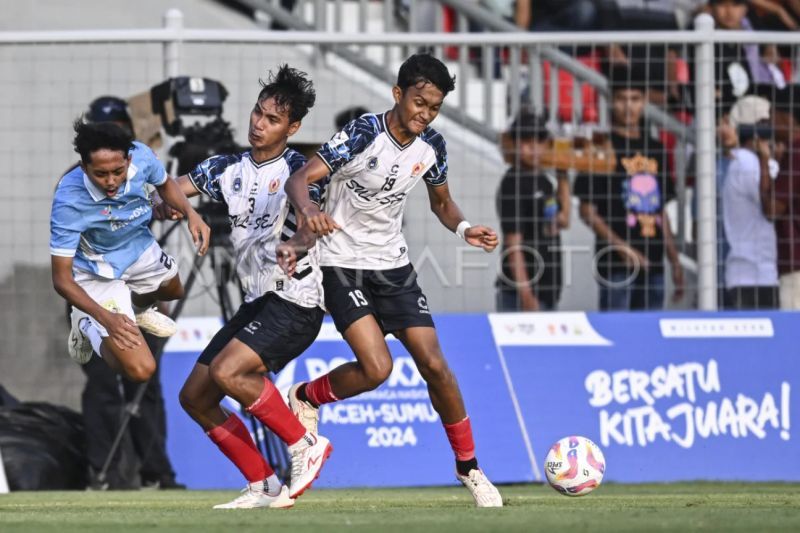 Pesepak bola Banten Ariel Tri Candida (kiri) terjatuh saat berebut bola dengan dua pesepak bola Sulawesi Selatan Rahmatullah (tengah) dan M Haidir (kanan) pada pertandingan penyisihan grup A PON XXI Aceh-Sumut 2024 di Stadion H Dimurthala, Banda Aceh, Aceh, Selasa (10/9/2024). (ANTARA FOTO/Aprillio Akbar/aww)