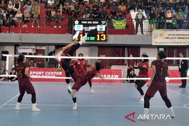 Riau berhadapan dengan Jawa Timur pada pertandingan nomor tim regu putri cabang olahraga sepak takraw PON XXI di Gedung Idi Sport Center, Idi, Kabupaten Aceh Timur, Selasa (10/9/2024). ANTARA/M Haris SA