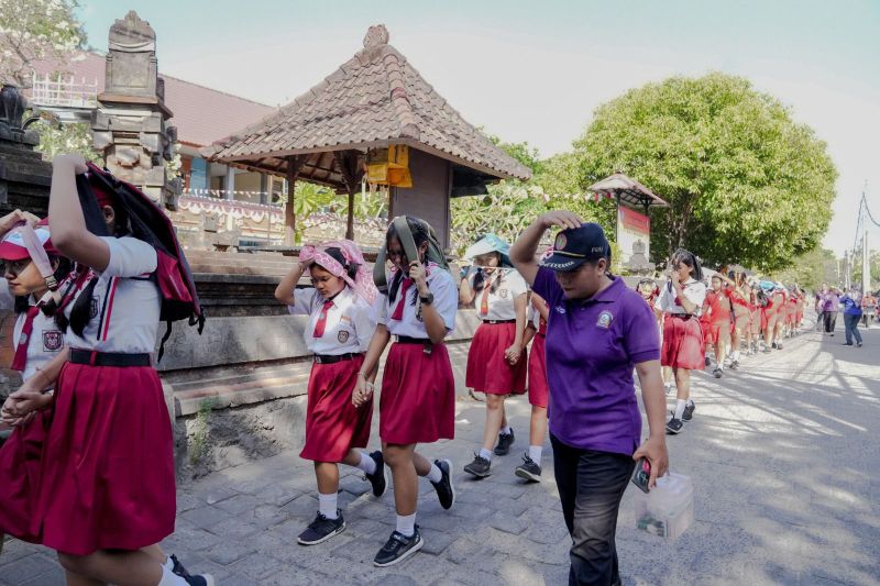 Para pelajar di Badung, Bali mengikuti simulasi kebencanaan untuk meningkatkan kesiapsiagaan masyarakat dalam menghadapi potensi bencana. ANTARA/HO-Humas Pemkab Badung