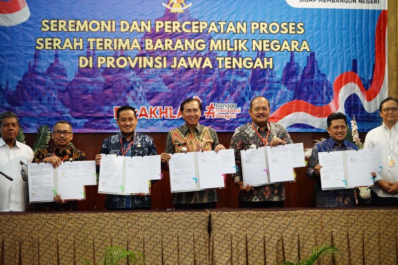 Penjabat Bupati Pati Sujarwanto Dwiatmoko menunjukkan berita acara serah terima Barang Milik Negara (BMN) dari Kementerian Pekerjaan Umum dan Perumahan Rakyat (PUPR) kepada Pemkab Pati. (ANTARA/HO-Humas Pemkab Pati.)