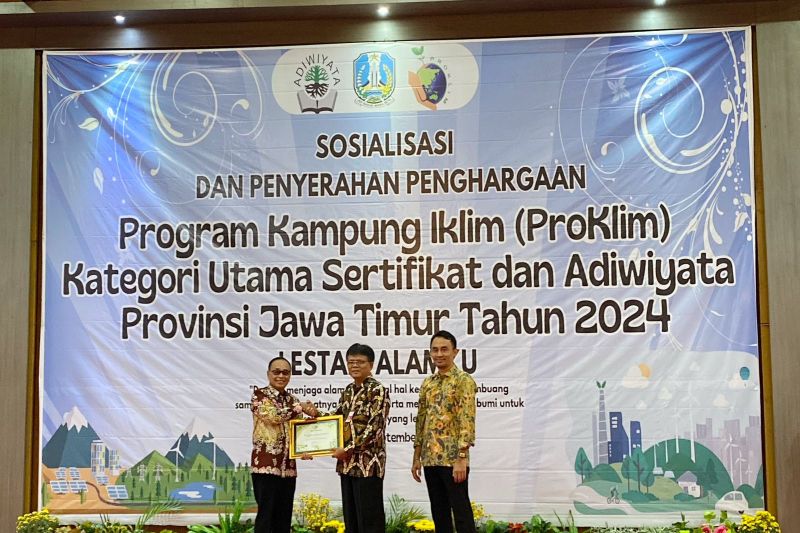 Penghargaan Proklim yang diterima Kabupaten Lumajang di Gedung Graha Wisata Surabaya, Selasa (10/9/2024). ANTARA/HO-DLH Lumajang