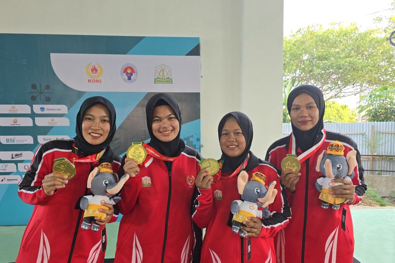 Tim beregu putri Aceh (kiri ke kanan (Rani Amellia, Neni Armaza, Kurnia Eliyanti, Nur Afni Ramadhayanti) meraih Medali Emas PON 2024 cabang Petanque di Sport Center USK, Aceh Besar pada Selasa (10/9/2024). ANTARA/Hendri Sukma Indrawan